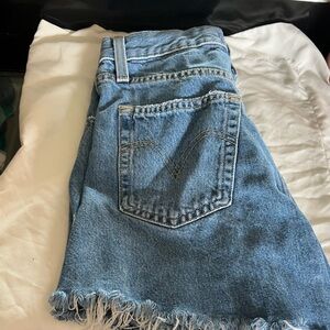 🌊 LEVI’S HIGH WAISTED MOM SHORTS🌊